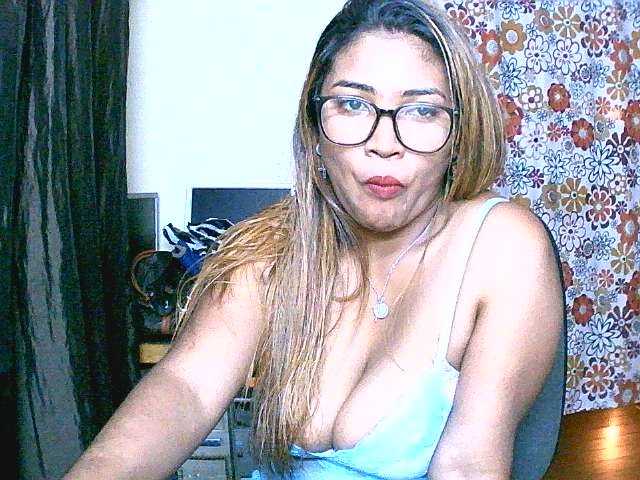 Fotogrāfijas butterfly007 hello guys ,lets play too hot,any flash 20tkn,twerk panty off 35tkn,naked 50tkn .squirt 100tkn,come to privat show for funny