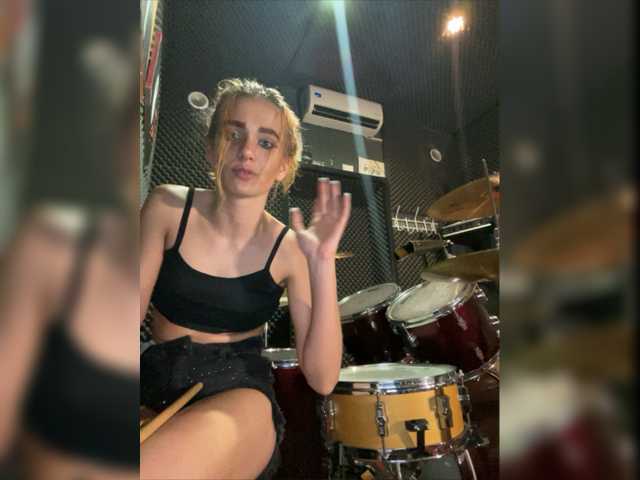 Fotogrāfijas EmmylieMorris I'm in music studio today*-* And I'm really sorry if its lagging a bit...Pleqase tip 5 tk^-^ Write in FREE CHAT^-^I really love 5 tk UH(Ultra High) vibration *_*