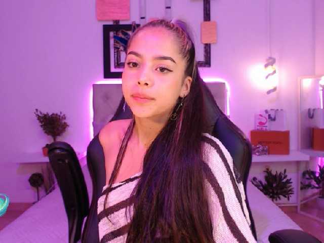 Fotogrāfijas saraahmilleer hello guys welcome to my room help me complette my first goal : naked go enjoy me #latina#brunette#curvy#hot#young#18#pvt
